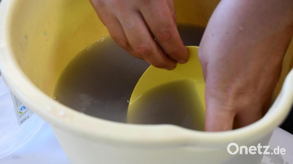 Bevor eine neue Farbe angemischt werden kann, muss das Schälchen mit der Gipsmasse gereinigt werden. Bild: Gabi Schönberger