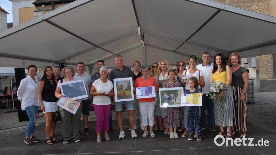 Die Sieger des Fotowettbewerbs &quot;Bankgeheimnis&quot; werden gekürt, hier mit den Sponsoren und dem Team des ausrichtenden Heimat- und Kulturvereins Schmidmühlen. Bild: pop