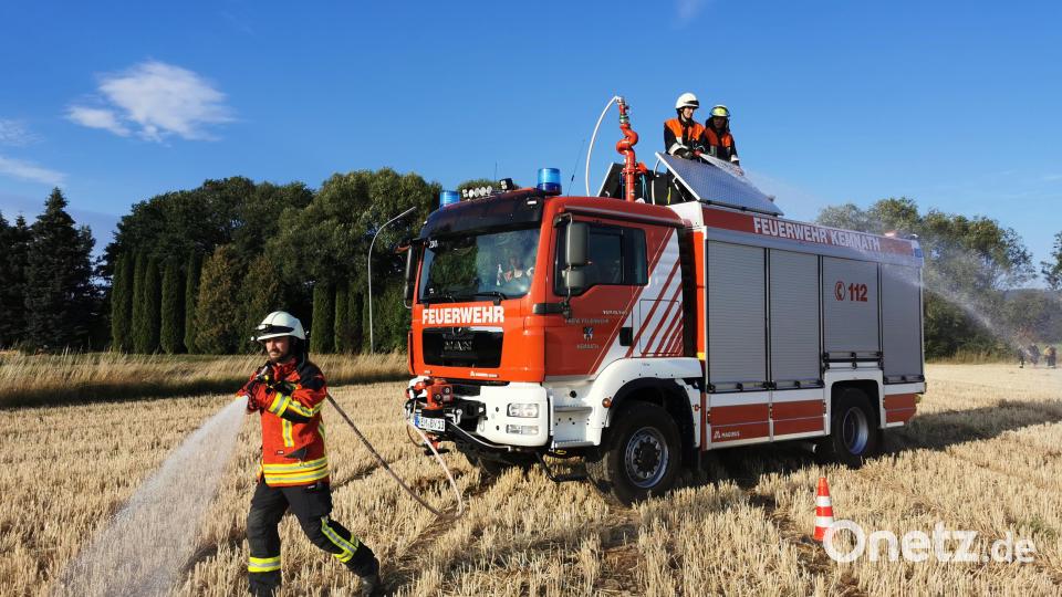 Mit dem Tanklöschfahrzeug „TLF 4000“ wurde der Einsatz bei einer Ausbreitung eines Feldbrandes trainiert. Dabei fährt das Einsatzfahrzeug, während mit zwei handgeführten Strahlrohren gelöscht wird. Bild: mde