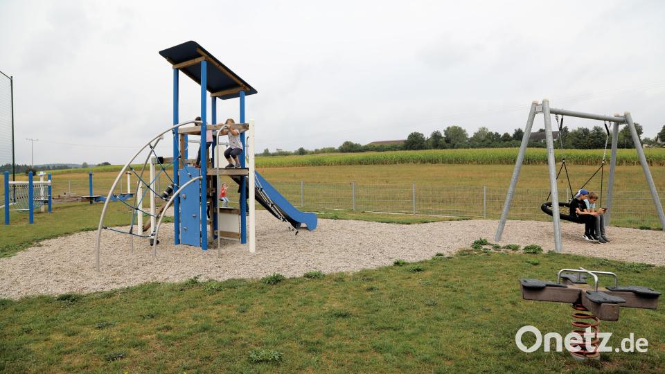 Die Kinder testeten den neuen Kinderspielplatz nach der Segnung. Bild: akp