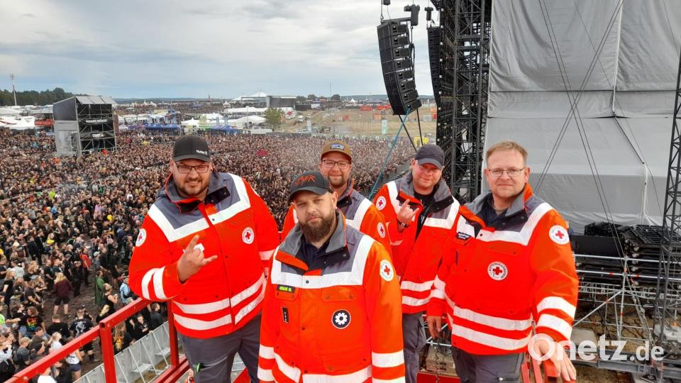 Manuel Maierhöfer, Michael Krauß, Dominik Summer (alle BRK Mitterteich), Wolfgang Hartung (Bergwacht Fuchsmühl) und der Mitterteicher BRK-Bereitschaftsleiter Matthias Dittrich (von links) nutzten während des mehrtägigen Einsatzes beim „Summer Breeze“-Open-Air auch die Gelegenheit, sich per Hebebühne einen Überblick über das Gelände zu verschaffen. Bild: BRK Mitterteich/exb