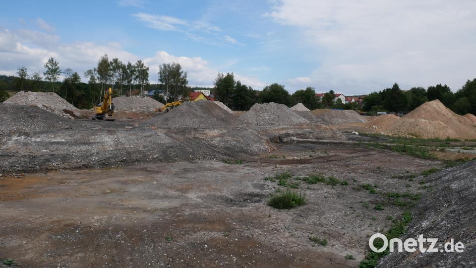 Noch immer im Gange sind die Arbeiten zur Altlastenbeseitigung bei der ehemaligen Gipsformendeponie im Bereich Liststraße/Baumeister-Emil-Engel-Straße. Bild: hmr