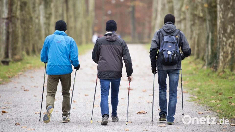 Fit bleiben auch in der kalten Jahreszeit. Dafür bietet die Volkshochschule Amberg einige Kurse an, zum Beispiel Nordic Walking. Symbolbild: Daniel Naupol/dpad