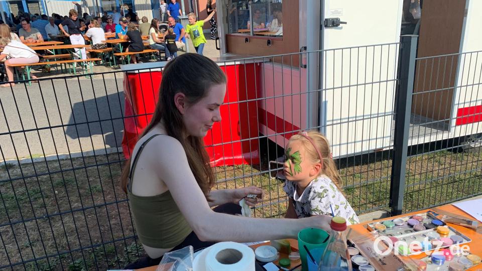 Das Schminken beim Dorffest in Albersrieth ist das Highlight für die Kinder. Bild: fvo