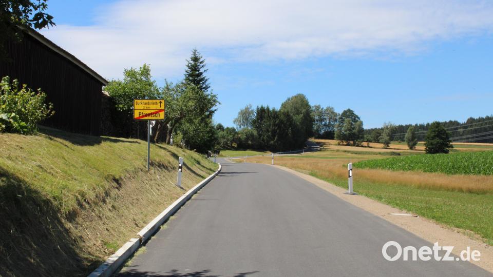 Im Rahmen der interkommunalen Zusammenarbeit haben die Stadt Pleystein und der Markt Waidhaus gemeinsam die Gemeindeverbindungsstraße Burkhardsrieth - Pfrentsch auf eine Bereite von 4,50 Meter ausgebaut. Bild: bey