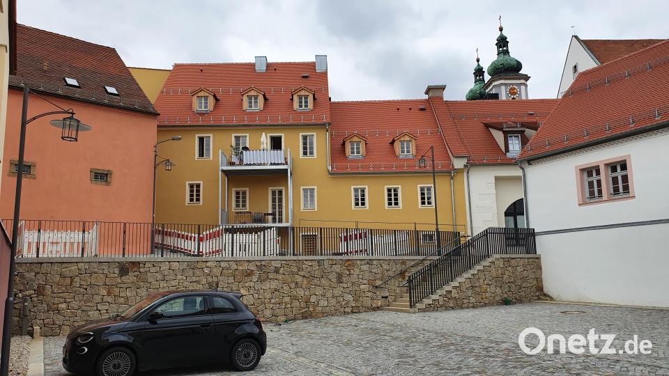 Bis auf die Begrünung und ein paar Strahler an der Parkplatzmauer ist das ansehnliche Altstadtensemble am Cäcilienplatz hinter der Brauhausstraße fertiggestellt. Bild: hmr