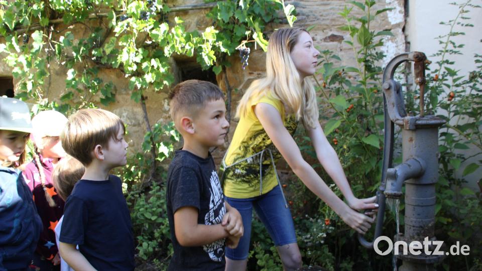 Die Kinder erfahren bei ihrer Zeitreise auf dem Goglhof in Eberhardsbühl, dass der Brunnen lange Zeit die einzige Wasserquelle für die Bewohner und die Nachbarschaft war. Bild: ads