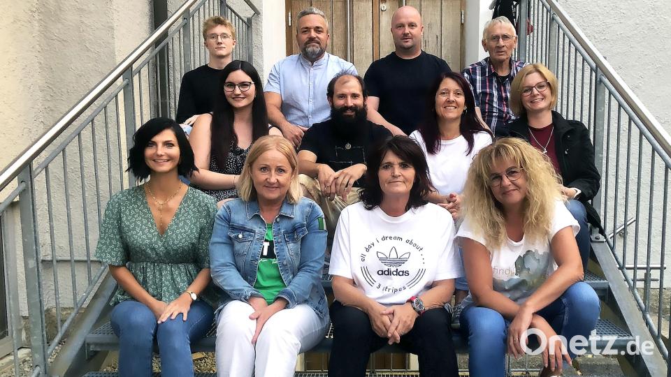 Das aktuelle Ensemble der Laienspielgruppe Fuchsmühl: Im Bild (jeweils von links) Sabrina Früchtl, Sabine Eger, Johanna Thoma und Daniela Seidel (vordere Reihe), Yvonne Scheckenbach, Alexander Derwart, Margitta Sandner und Jasmin Mayerhöfer (mittlere Reihe), Lukas Mayerhöfer, Michael Bäumler, Christian Mayerhöfer und Ernst Tippmann (obere Reihe). Bild: wro