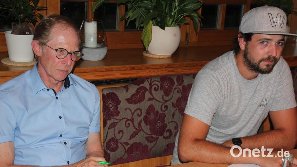 Die Referenten für Ortsteilbelange, Oskar Kastner (links) und Mario Bauer, hörten aufmerksam zu. Bild: kro