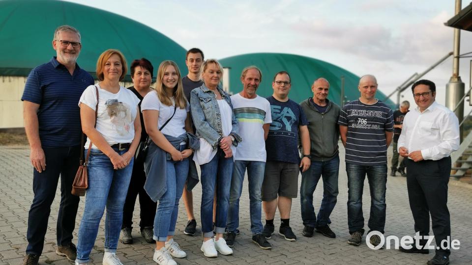Eine Gruppe der Freien Wähler Waldsassen um Vorsitzenden Johann Wurm (links) und MdL Tobias Gotthardt (rechts) besichtigte die Biogas-Anlage von Landwirt Martin Riedl in Kondrau. Bild: Freie Wähler Waldsassen/exb