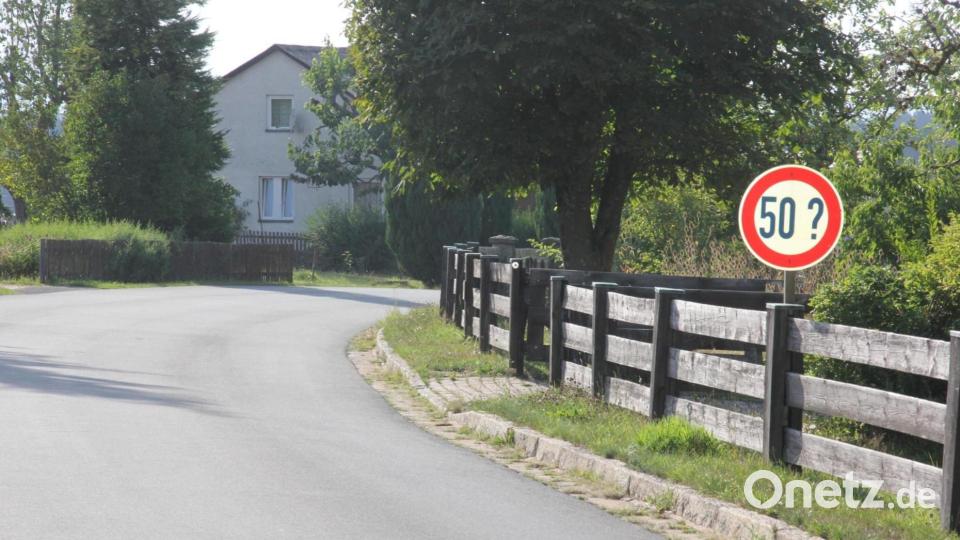 "50 ?": Dieses Schild fällt in der Ortsdurchfahrt von Schurbach auf. Bild: kro