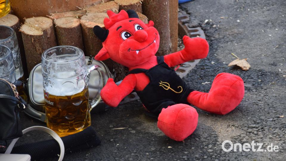 Das neue Maskottchen der Mendorferbucher ist der "Bouch-Deifl". Nach ihm wurde auch der neu gegründete Kirwa-Verein benannt. Bild: bö