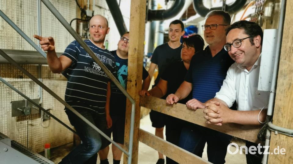 Eine Gruppe der Freien Wähler Waldsassen besichtigte die Biogas-Anlage von Landwirt Martin Riedl (links) in Kondrau. Bild: Freie Wähler Waldsassen/exb