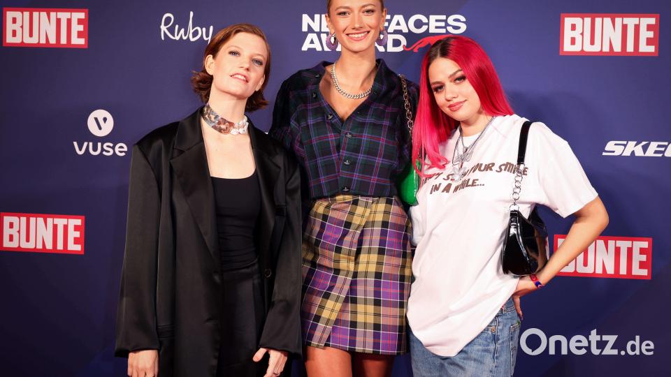 Die Künstlerinnen Wilhelmine, Leony und Badmomzjay kommen zur Verleihung des Bunte New Faces Award Music 2021. Bild: Christian Charisius