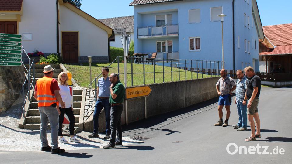 Gemeinsam beisichtigen die Vertreter der Stadt Pleystein, des Marktes Waidhaus, des Ingenieurbüros Kohl und der ausführenden Firma Rappl GmbH &amp; Co KG die abgeschlossene Baumaßnahme. Bild: bey