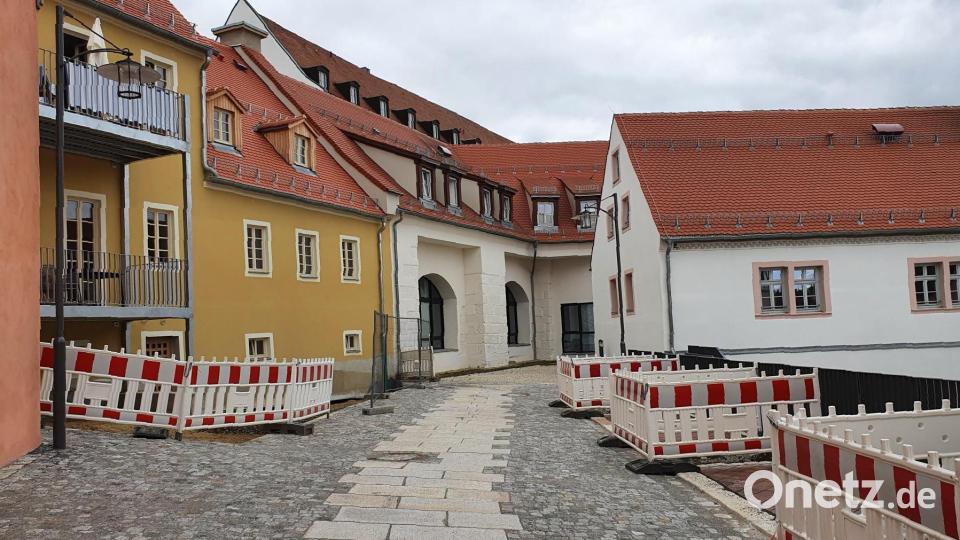 Nahezu abgeschlossen sind die Baumaßnahmen hinter dem sanierten Anwesen Brauhausstraße 2 (links) im Bereich der Mühlbühlgasse in Waldsassen. Bild: hmr