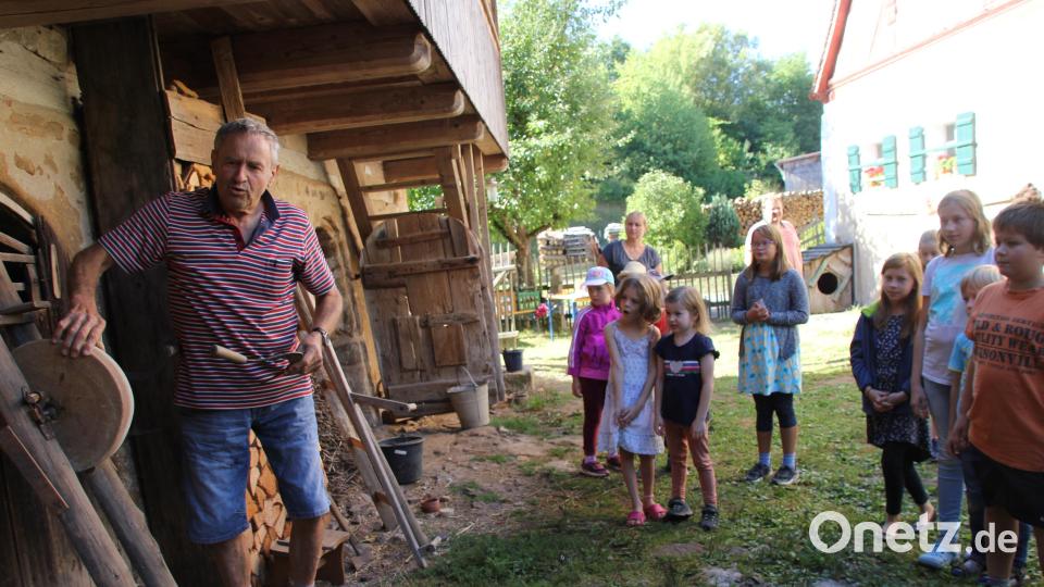 Bei der Kinderführung durch das Freilandmuseum erklärt der Betreuer des Anwesens, Jakob List, den kleinen Besuchern das Leben auf dem Goglhof vor 100 Jahren. Bild: ads