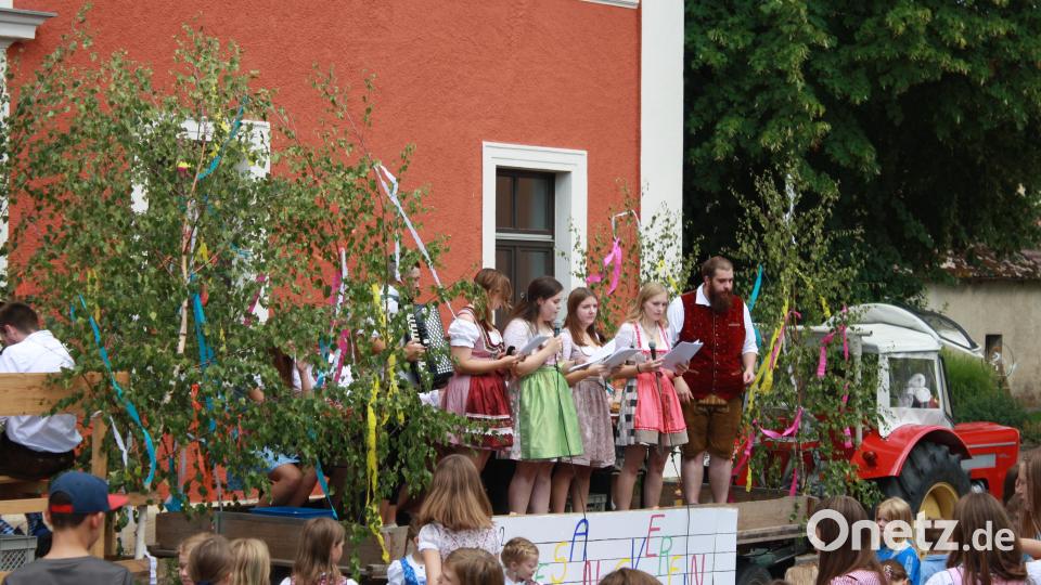 Die vier G’stanzl-Sängerinnen Leonie Schmid, Annika Schönmann, Annalena Schmidt und Elisa Biersack berichteten unter der Begleitung von Jan Seifert von so manch „b’soffener G’schicht“. Bild: edo