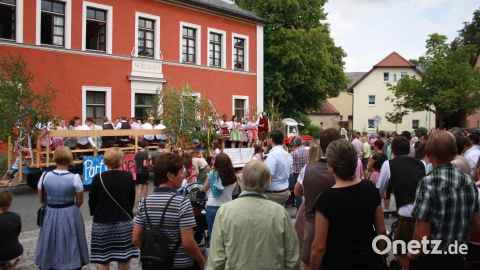 Nachdem der Kirwazug in den vergangenen Jahren auf dem Platz vor dem Schützehaus Halt gemacht hatte, war das Derblecken heuer wieder auf dem Stachus. Bild: edo