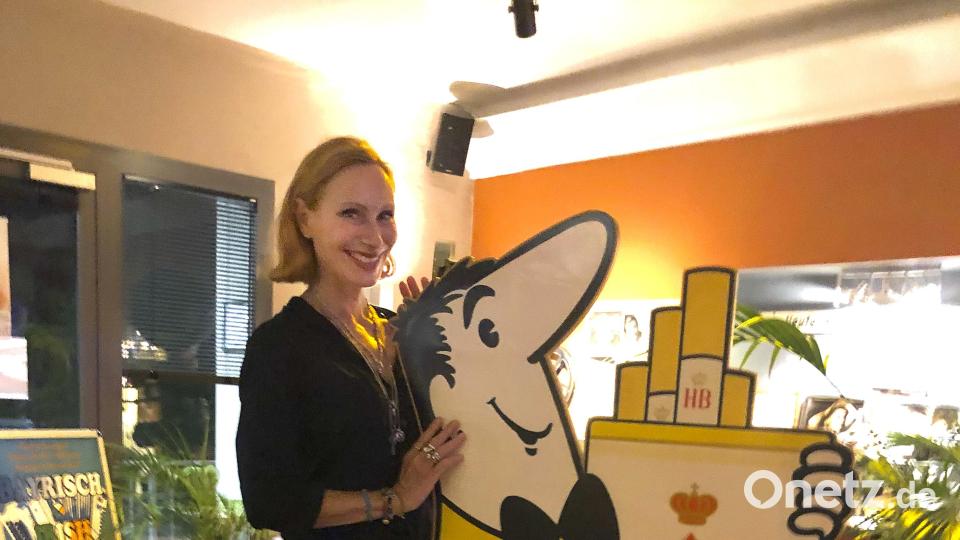 Schauspielerin Andrea Sawatzki im Capitol mit dem HB-Männchen. Bild: Thilo Hierstetter