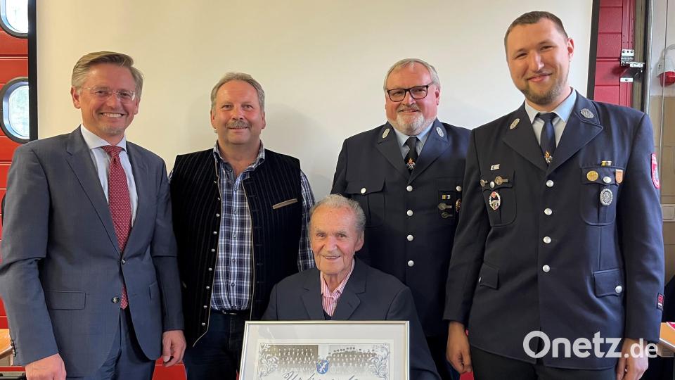 Alois Praller (sitzend) durfte aus der Hand von MdL Tobias Reiß (stehend von links) die Ehrenurkunde für 80-jährige Treue zur Feuerwehr Fuhrmannsreuth in Empfang nehmen. Es gratulierten Brands Bürgermeister Bernhard Schindler, Vorsitzender Raimund Hofmann und Kommandant Fabian Günter. Bild: FFW Fuhrmannsreuth/exb