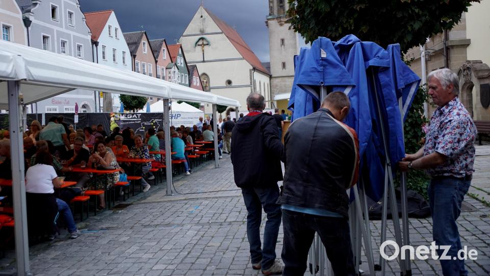 Schnell noch ein paar Pavillons aufgestellt. Elmar Högl (rechts im Bild) hatte mit dem Bauhof ein gutes Team, um rasch auf den heranziehenden Regen zu reagieren. Bild: bkr
