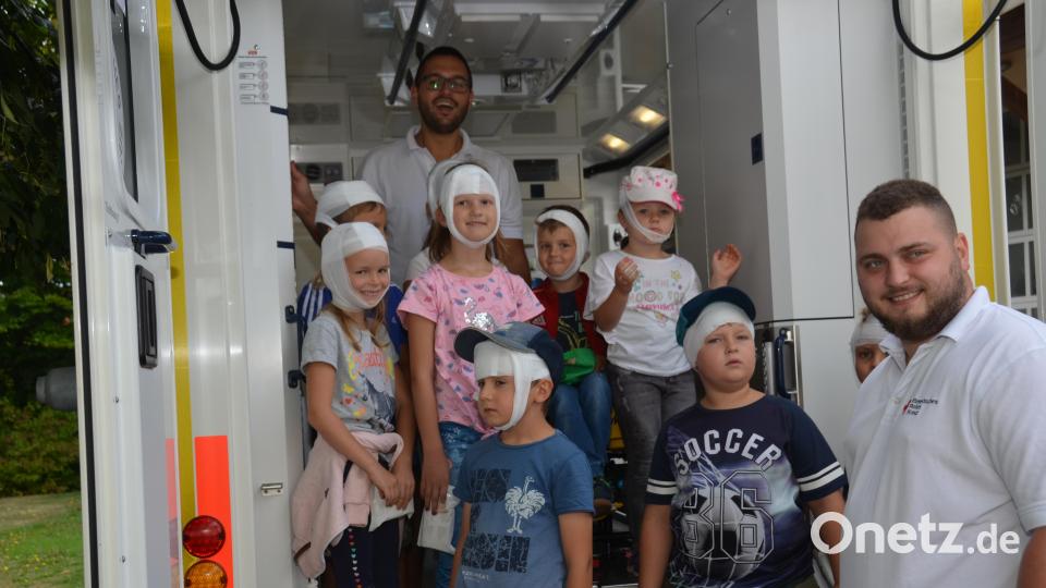 Keine Angst, keines der Kinder hatte sich verletzt. Sie durchliefen beim BRK-Ferienprogramm das Programm &quot;Fit als Juniorhelfer&quot;. Kilian Völkl (hinten) und Bereitschaftsleiter Fabian Ram (rechts) erklärten die wichtigsten Punkte. Bild: dob