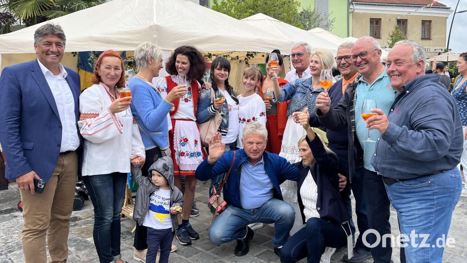 Gute Aufnahme und viel Herzlichkeit erfahren in Grafenwörth die Kriegsflüchtlinge aus der Ukraine. Die Frauen in ihren Trachten tischten beim „Fest der Nationen“ Köstlichkeiten aus ihrer Heimat auf. Bild: mor