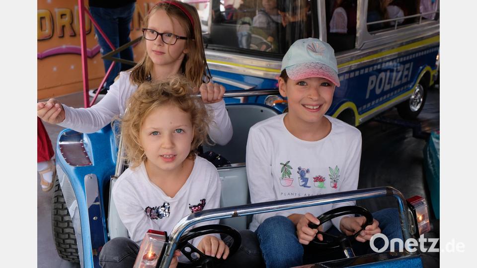 Helle Freude haben die Kinder beim Karussellfahren. Bild: le