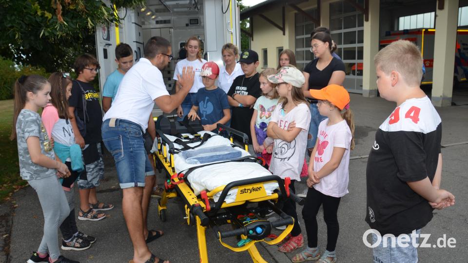 Kilian Völkl erklärt den Kindern die Ausstattung eines Rettungswagens. Bild: dob