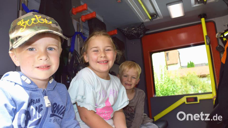 Die Kinder durften auch im Feuerwehrauto Platz nehmen. Bild: Julia Weiß/exb