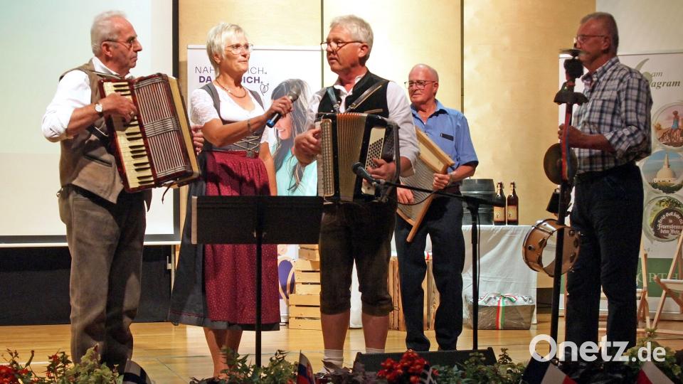 &quot;D´Groufawehra&quot; mit Hans Heindl, (von links) Anita Stauber, Gerald Morgenstern, Werner Hößl und Peter Ribakauskas boten traditionelle Oberpfälzer Wirtshausmusik und G´stanzeln. Bild: mor