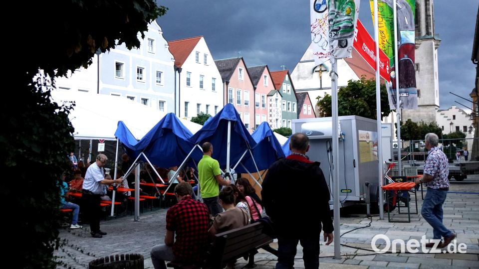 Schnell noch ein paar Pavillons aufgestellt. Elmar Högl (rechts im Bild) hatte mit dem Bauhof ein gutes Team, um rasch auf den heranziehenden Regen zu reagieren. Bild: bkr