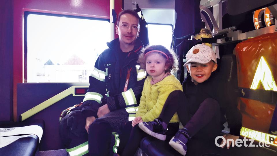 Die Kinder durften auch im Feuerwehrauto Platz nehmen. Bild: Stefanie Thaler/exb