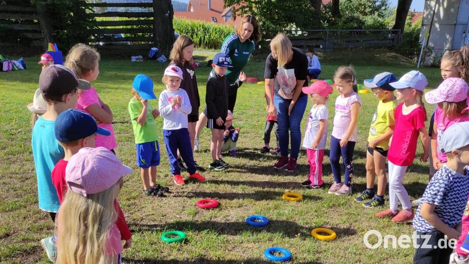 Bei der Ferienprogramm-Aktion „Kinderturnen“ wurde balanciert, gehüpft, auf Stelzen gelaufen oder mit Bällen gespielt. Bild: Stadt Bärnau/exb