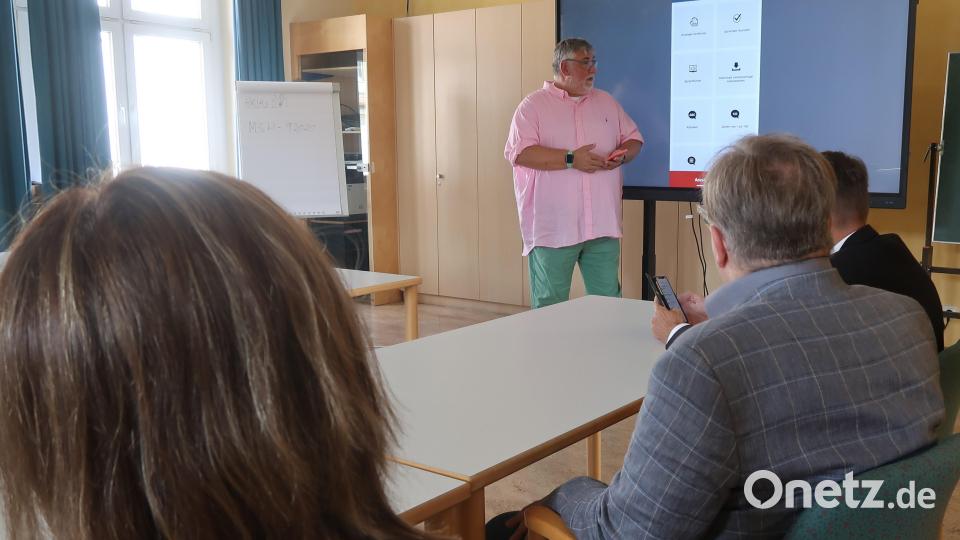 Leute, die am Computer oder Handy fit werden möchten, können den Kurs bei Peter Klein besuchen. Bild: Kunz