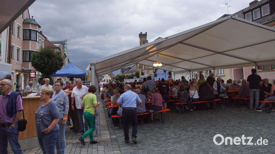 Trotz des sich ankündigenden Regens war der Andrang auf dem Marktplatz groß. Die Uhr auf dem ehemaligen Amtsgerichtsgebäudes, die über das Zelt spitzt, hinkte ihrer Zeit kräftig hinterher. Bild: bkr