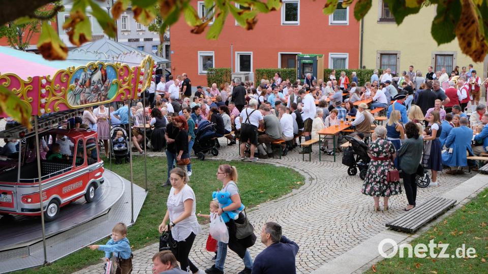 Im Herzen des Marktes, der Marktplatzanlage, wird der Kirwa-Frühschoppen mit Blasmusik, Salutschießen und Kinderbelustigung kräftig gefeiert. Bild: le