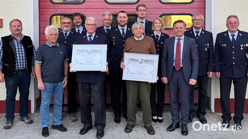 Zahlreiche Mitglieder wurden in der Jahreshauptversammlung der Feuerwehr Fuhrmannsreuth für langjährige Zugehörigkeit ausgezeichnet und befördert. Im Bild (vorne, von links) Brands Bürgermeister Bernhard Schindler Reinhard Bauer, Engelbert Schreyer, Adolf Rauch und MdL Tobias Reiß sowie (hinten, von links) Raimund Hofmann, Rainer Bayer, Helmut Bauer, Fabian Günter, Marco Moller, Lisa Schreyer, Rudolf Ernstberger und Bernhard Roth. Bild: FFW Fuhrmannsreuth/exb