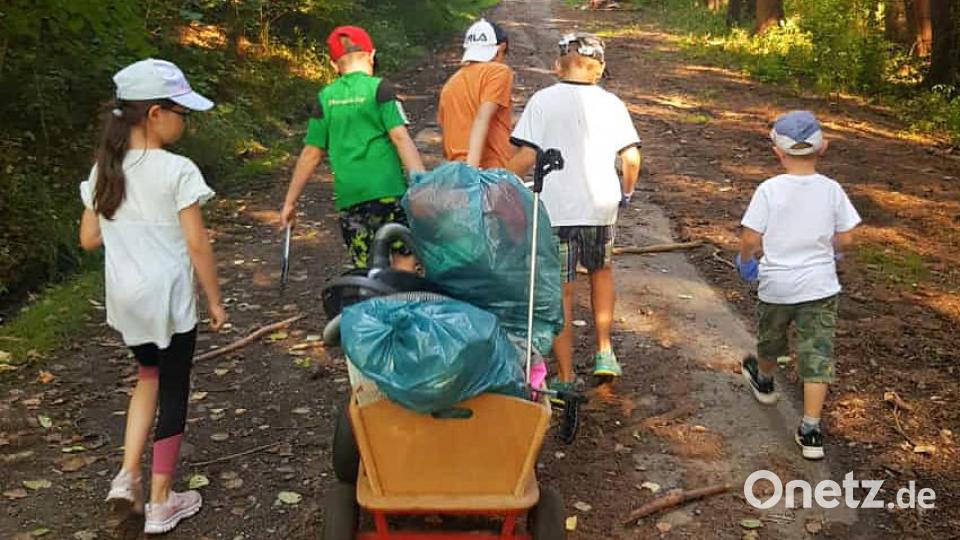 Mit gemeinsamer Muskelkraft wurde der gesammelte Müll abtransportiert. Bild: nza