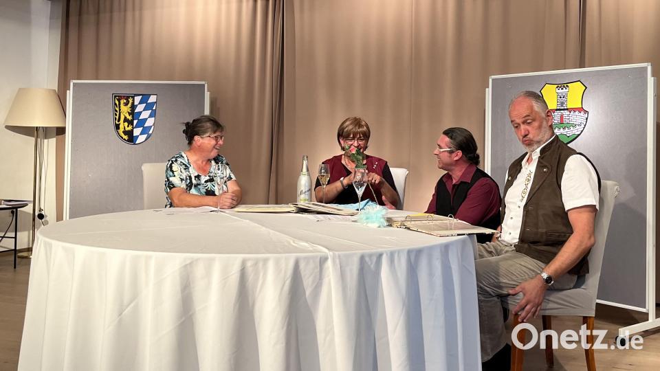 Wolfgang Bräutigam (rechts) brachte mit seiner Frau Regina und Theaterspielern aus Grafenwörth den Sketch „Die Verspätete Silberhochzeit“ zur Aufführung. Bild: mor