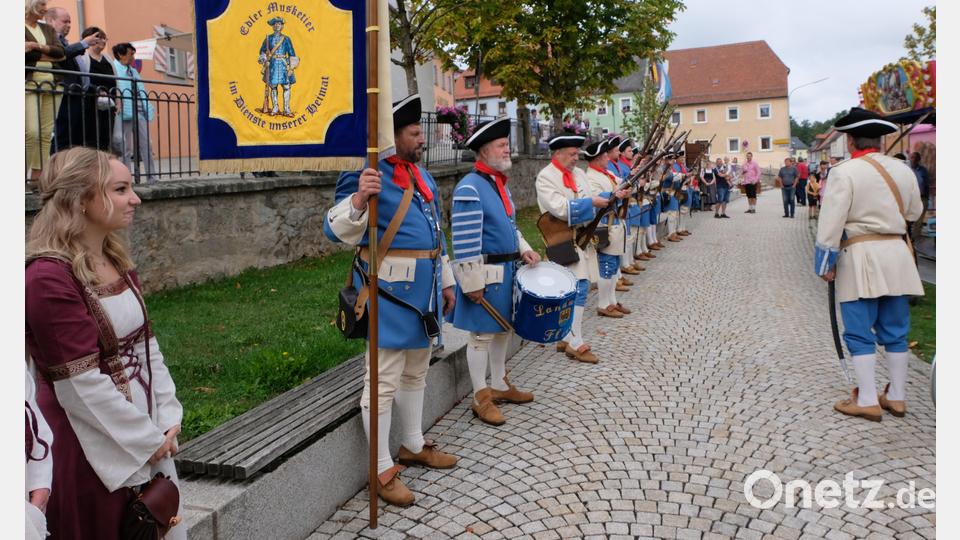 Die historische Truppe der Flosser Landwehr feuert nach dem Appell von Kommandanten Franz Schmidt den Ehrensalut ab. Bild: le