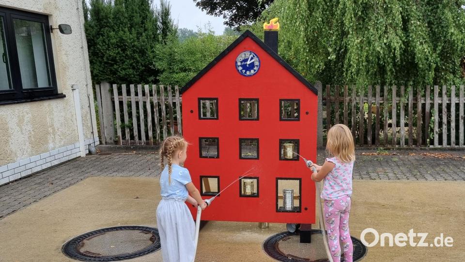 Unter dem Motto „Früh übt sich, wer ein (Lösch-)Meister werden will“ sammeln die Mädchen und Jungen am Brandhaus erste Erfahrungen als Feuerwehrleute und bekämpfen die simulierten Flammen aus einiger Entfernung mit einem Wasserstrahl. Bild: u