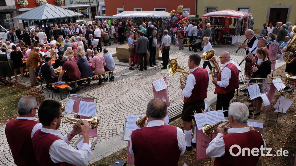 Kräftig aufspielen wird auch in diesem Jahr beim Frühschoppenkonzert in der Marktplatzanlage die Flossenbürger Blaskapell’n unter Leitung von Franz Völkl. Archivbild: le