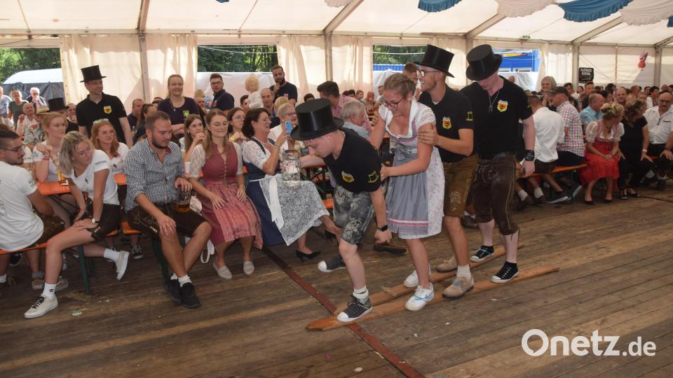 Zwei Holzbretter sind die Ski. Mit denen mussten die Teams durch das Zelt und einen Maßkrug mit Wasser abstellen. Der Cylinderclub hatte da so seine Schwierigkeiten. Bild: fz