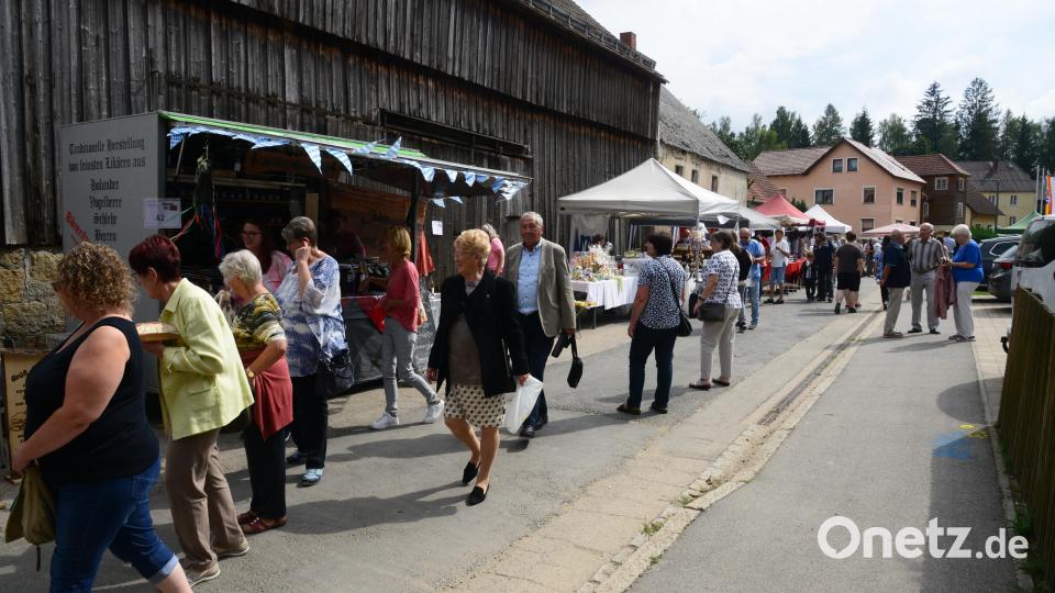 En steter Zug an Neugierigen und Kaufwilligen sorgte für gute Laune auch bei den meisten Händlern. Bild: bey
