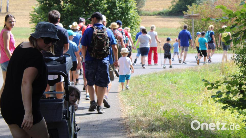 Bei hochsommerlichen Temperaturen startete die Kinderwanderung der Wanderfreunde durch Wald und Flur. Jung und Alt hatte viel Freude an dem schönen Nachmittag. Bild: lep