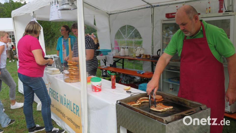 Bratwürste, Brezen und Käse schmecken den Störnsteinern. Bild: adj