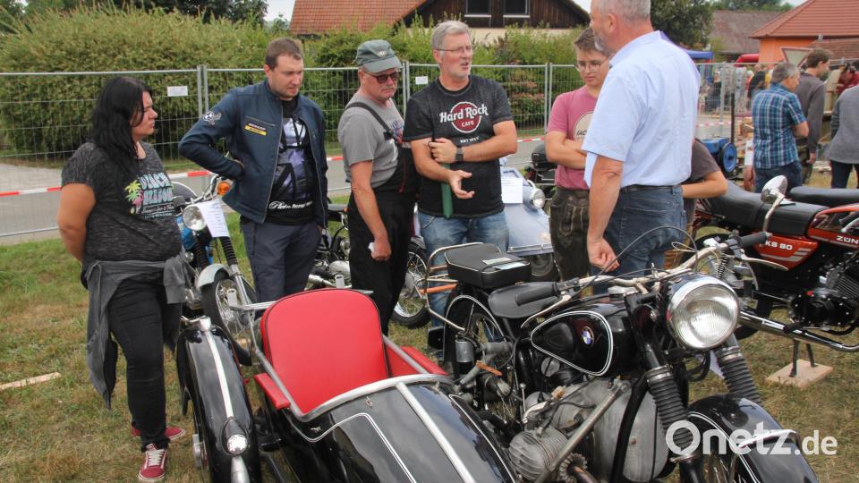 Viele Motorradfreunde nutzten das Treffen für Fachgespräche. Bild: frd