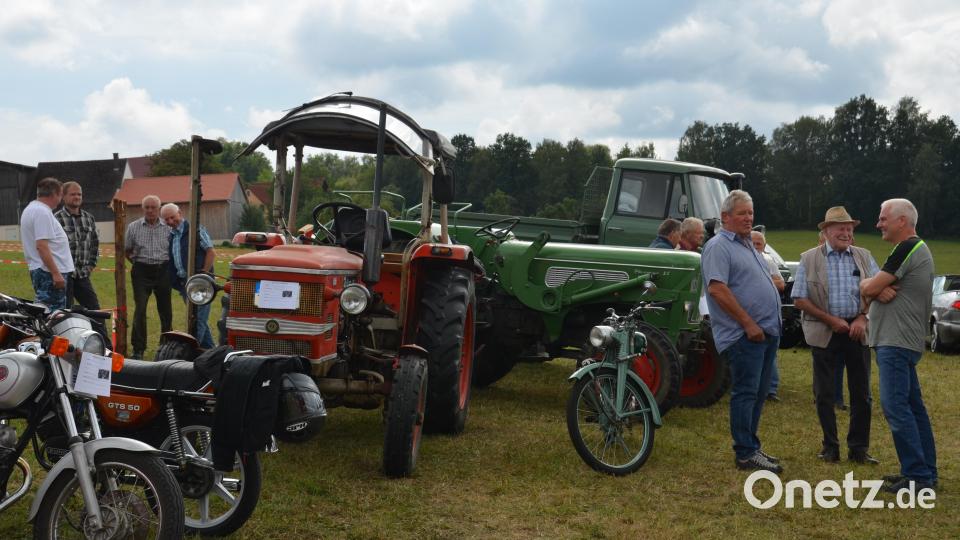 Natürlich wurde sich viel über die alten Traktoren oder Mopeds ausgetauscht. Hans Balk aus Altenstadt, Hans Eckl aus Oberlind und Alois Bäumler aus Obertresenfeld (von links nach rechts) im Gespräch. Bild: dob